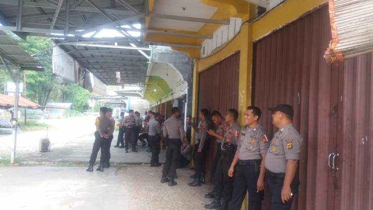 Pembacaan Putusan Gugatan 7 Caleg yang Dicoret dari DCT, Kantor Bawaslu Sarolangun Dijaga Ketat