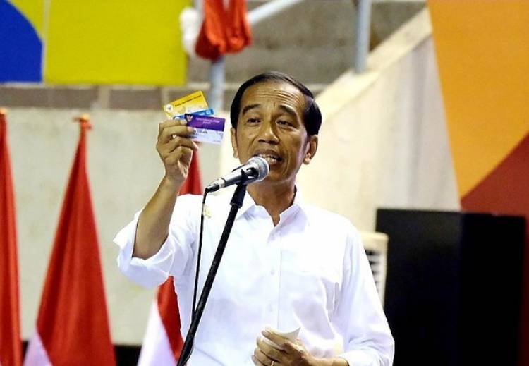 Di Malang Jokowi Pamer 3 'Kartu Sakti' ke Pendukung