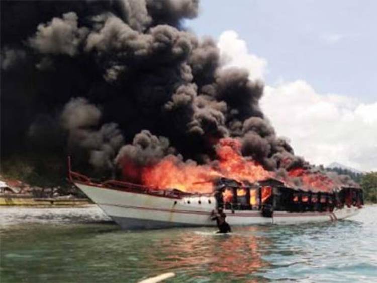 Kapal Motor Bawa BBM  Bersubsidi Terbakar Hebat, Dua Orang Terluka