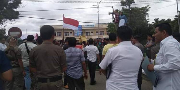 Ratusan Warga Tanah Periuk Demo, Minta Bupati Bungo Pecat Kades Helmi