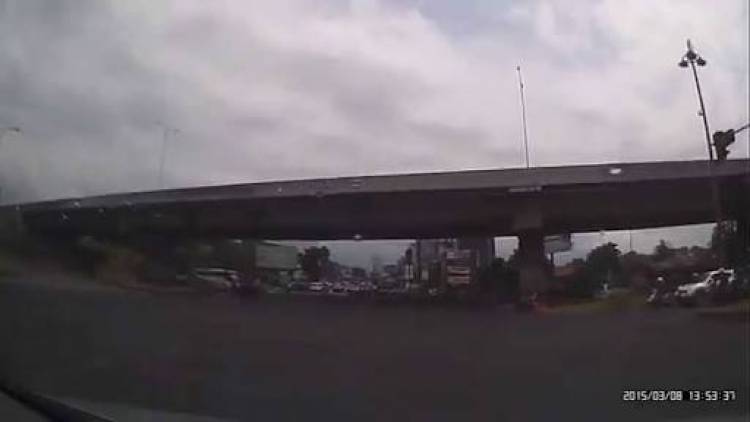 Jembatan Layang Runtuh, Satu Pengendara Motor Jadi Korban