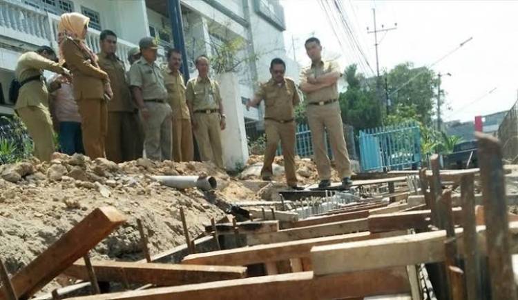 Meski Sudah Disegel, Dinas Perkim Jambi Tak Kunjung Bongkar Bangunan di Atas Drainase