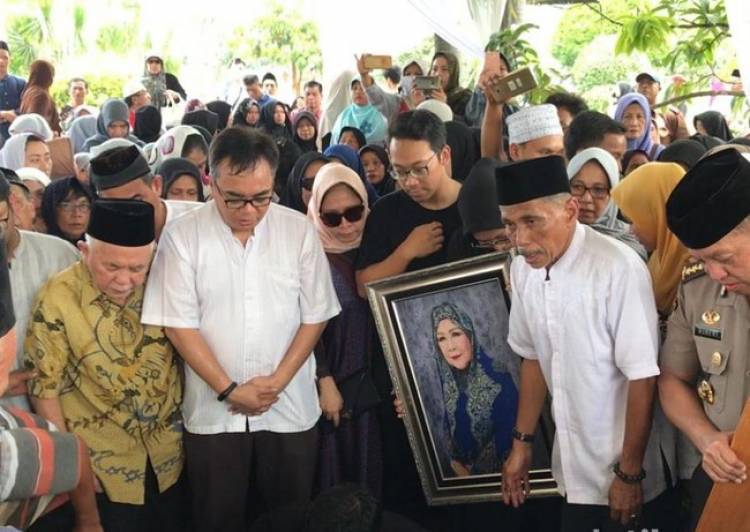 Pendiri Masjid Kubah Emas, Dian Al Mahri Dimakamkan di Halaman Masjid