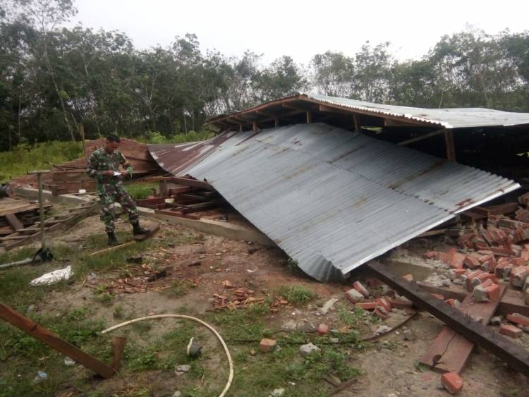 Puting Beliung Hantam Merangin, Puluhan Rumah Warga Rusak