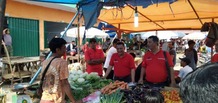 Serap Aspirasi Pedagang, Caleg PDI Perjuangan Faatumbu Duha Kunjungi Pasar Angso Duo Modern