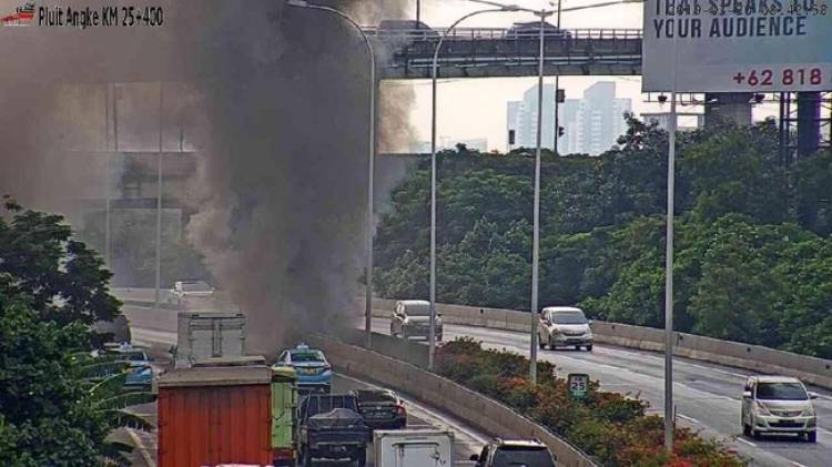 Kebakaran Kolong Tol Jembatan Tiga Pluit, 200 Lapak Ludes