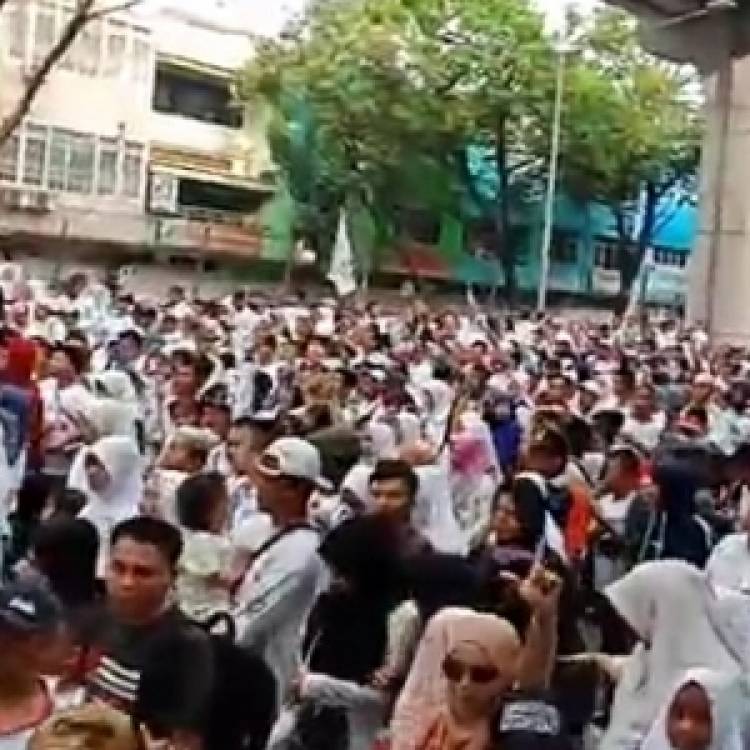 Puluhan Ribu Pendukung Prabowo-Sandi di Palembang Ikuti Jalan Sehat Ukhuwah 02