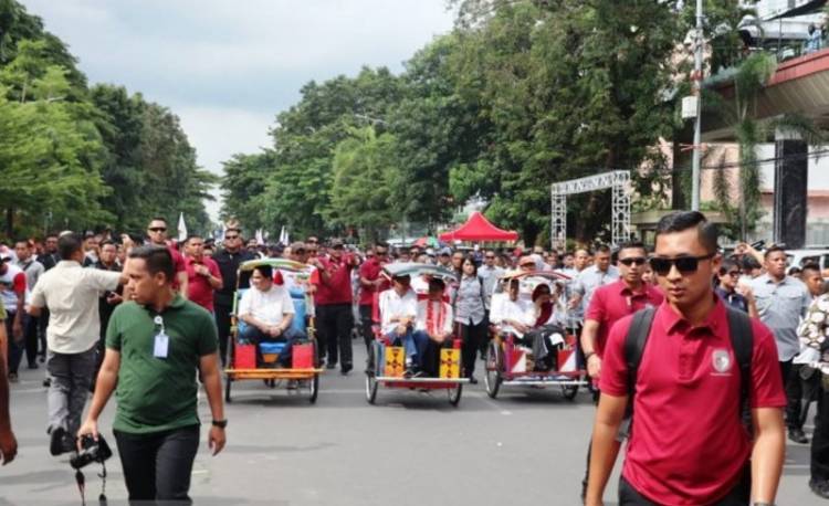 Gunakan Baju Adat Jokowi Naik Becak Hadiri Rapat Akbar di Karebosi