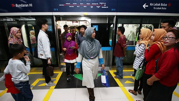 1 April MRT Berbayar-Beroperasi Hingga 22.01 WIB
