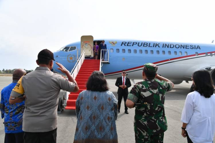 Jokowi Datang, Pejabat-Tokoh Papua Tunggu di Bandara