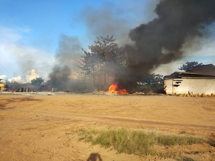 Konflik Tak Selesai, Warga Bakar Kantor Samhutani Sarolangun