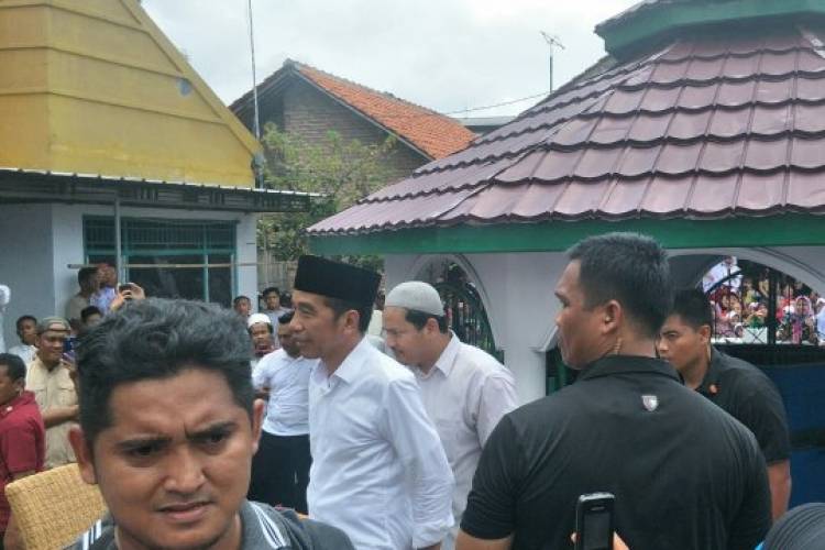 Jokowi Shalat Jumat di Kabupaten Cirebon