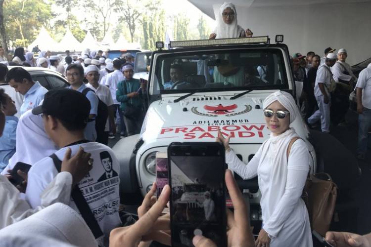 Pendukung: Bangga Bisa Foto di Mobil Prabowo