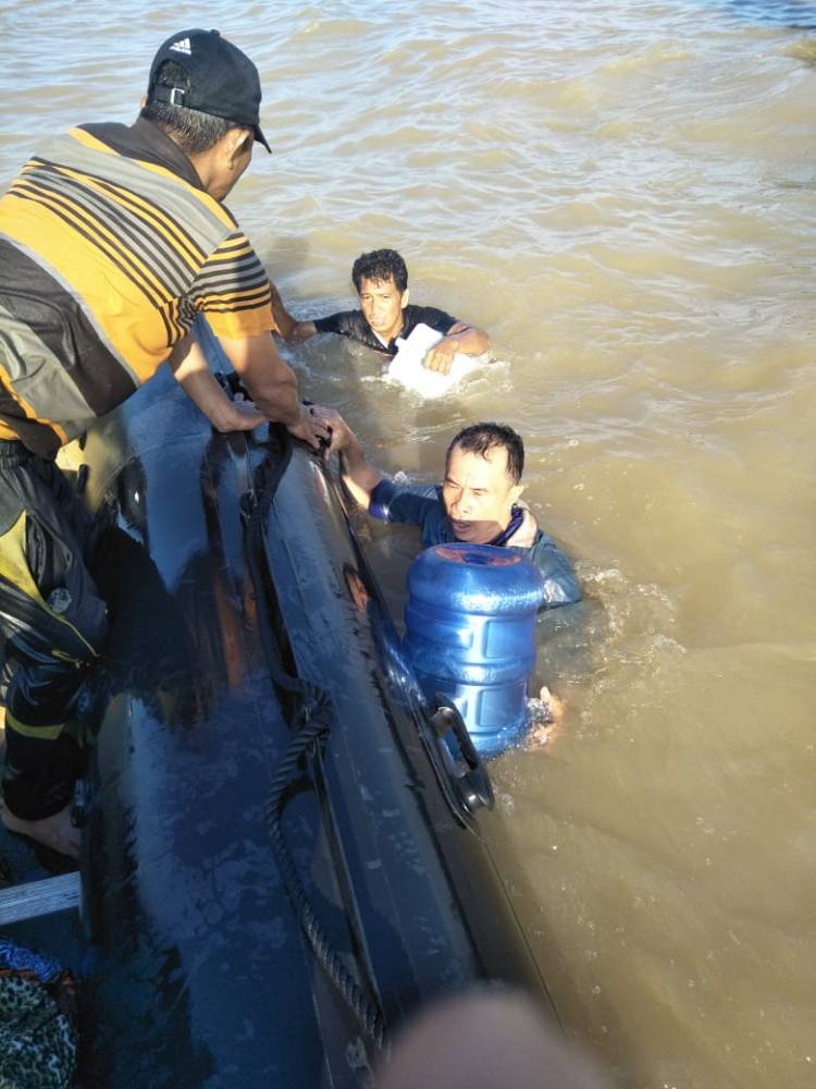 Dir Polair Polda Jambi Temukan Lima Warga Tanjabtim Terombang-ambing di Tengah Laut