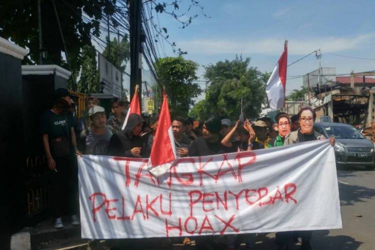 Massa Unjuk Rasa Tuntut Fadli Zon Masuk Penjara