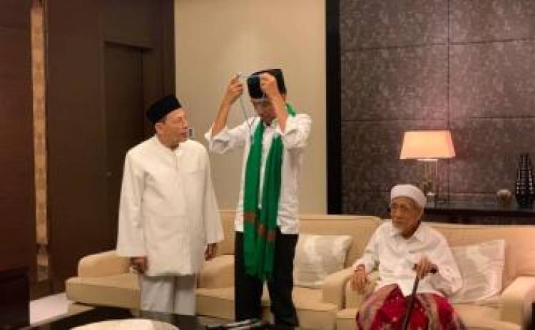 Mbah Moen Berikan Serban Hijau ke Jokowi