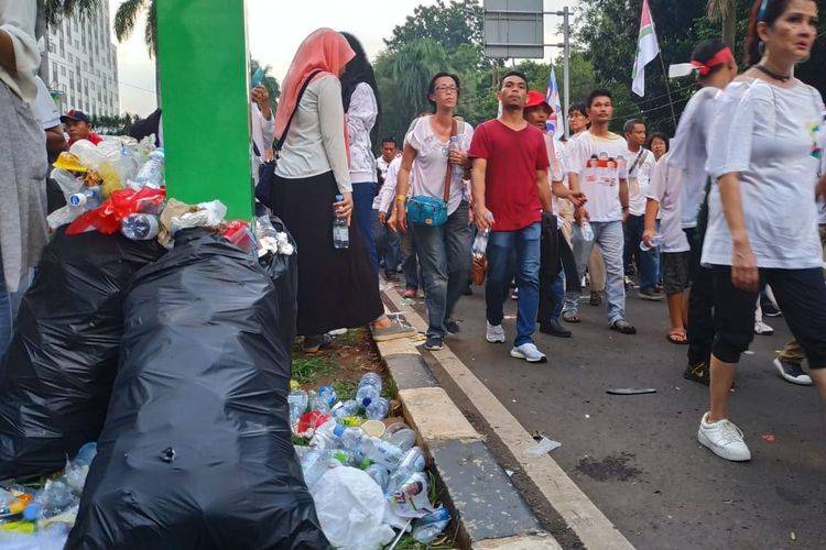 Sampah Berserakan di Area Luar GBK