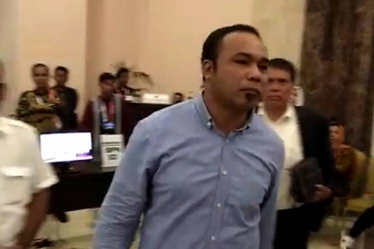 Seorang Pria Nyatakan Demokrat Keluar Koalisi di Luar Debat