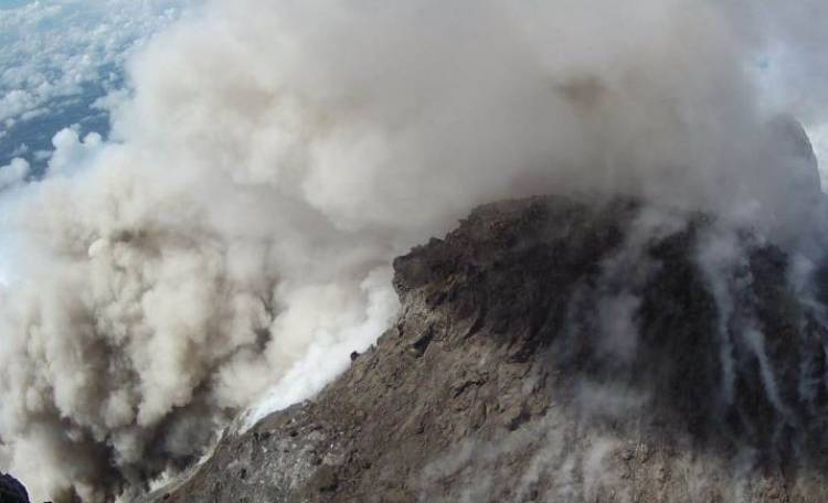 Gunung Merapi Meluncurkan Awan Panas Guguran 1 KM