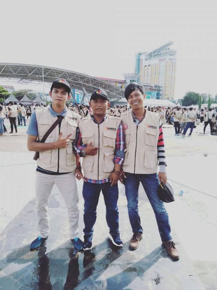 Gara-gara Pose Dua Jari, Bawaslu Pecat Pengawas TPS Makassar