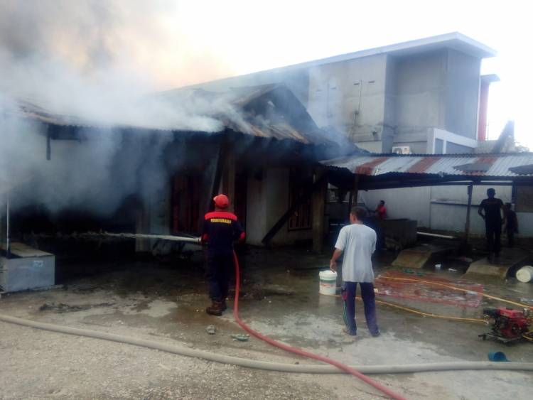 Saat Sholat Sarini Terkejut Rumahnya Terbakar Hebat