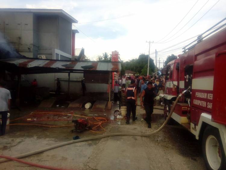 Saat Sholat Sarini Terkejut Rumahnya Terbakar Hebat