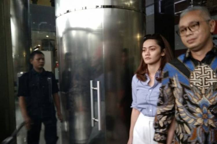 KPK Cecar Pertanyaan ke Siesa Darubinta Soal Keberadaan Bowo Sidik Saat OTT