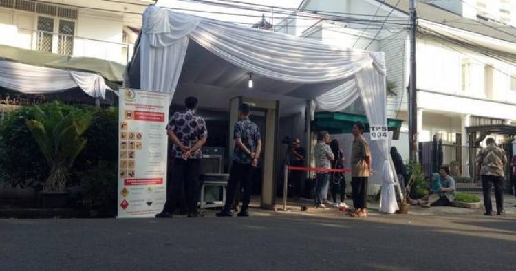 Ajak Cucu, Wapres JK "Nyoblos" di TPS 004 Kebayoran Baru