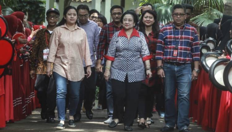 Megawati dan Keluarga Memilih di TPS 62 Kebagusan