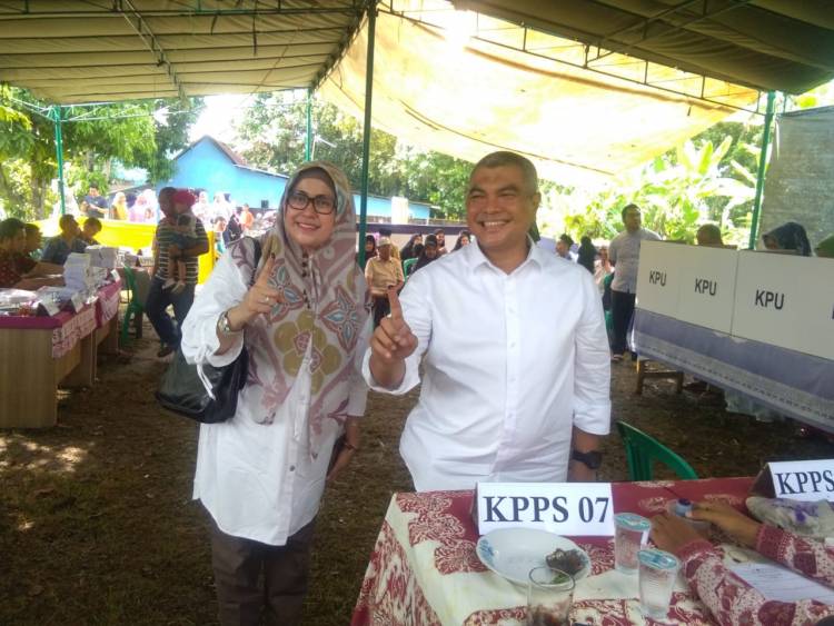 Ketua TKD Provinsi Jambi Agus Roni dan Istri Nyoblos di TPS 14 Jelutung