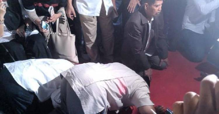 Sujud Syukur, Prabowo Klaim Menang 62%