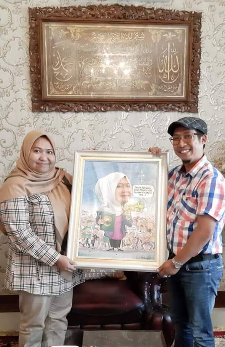 Dihadiahi Karikatur Wajah, Masnah : Terima Kasih dan Ini Kreatif Sekali