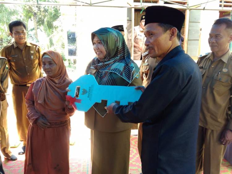 Bupati Muarojambi Masnah Serahkan Bantuan Bedah Rumah dari Baznas
