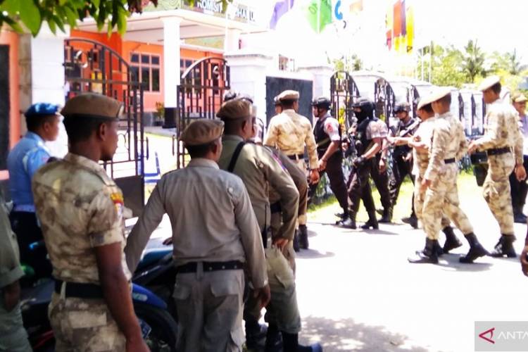 KPU Biak Dijaga Ketat Aparat POLRI-TNI, Setiap Tamu Diperiksa