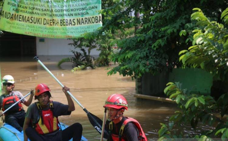 Sebagian Warga Cililitan Mengungsi ke Jalan akibat Banjir