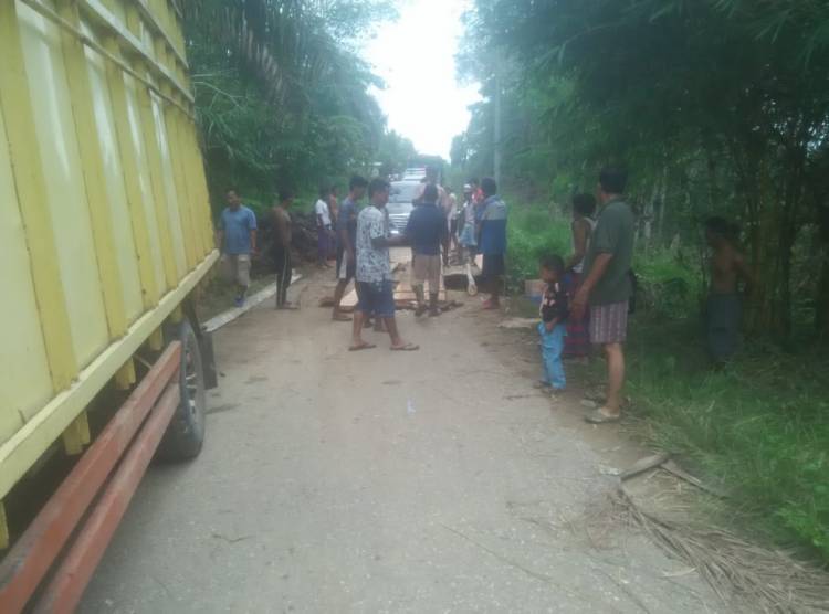 Akibat Curah Hujan Tinggi Jalan Air Hitam Sarolangun Amblas