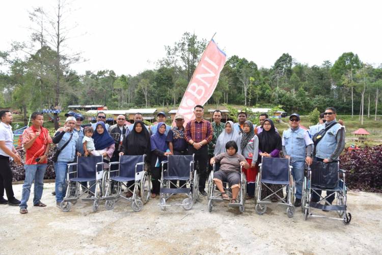 Berikan Kuliah Umum, Fasha Juga Bhakti Sosial Serahkan Kursi Roda kepada Warga Kerinci