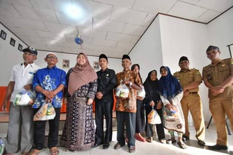 Serahkan Zakat Konsumtif Baznas, Bupati Masnah Minta ASN Salurkan Zakatnya