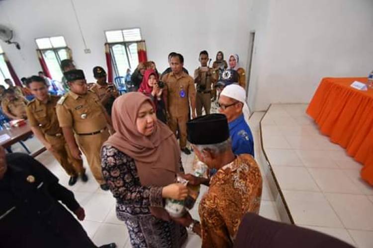 Serahkan Zakat Konsumtif Baznas, Bupati Masnah Minta ASN Salurkan Zakatnya