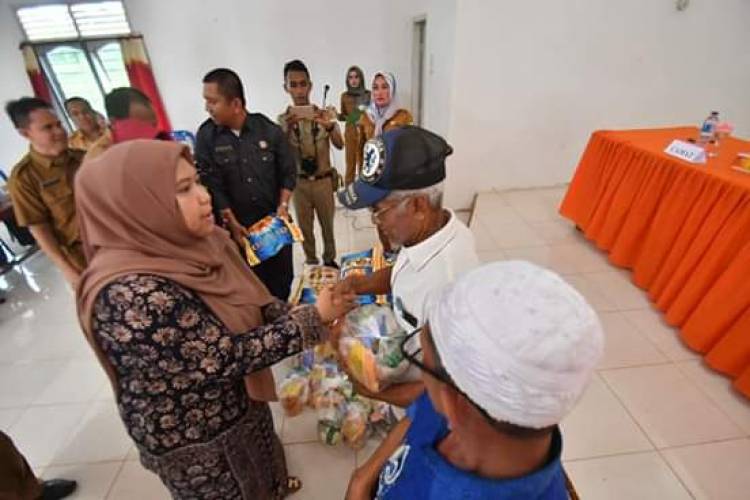 Serahkan Zakat Konsumtif Baznas, Bupati Masnah Minta ASN Salurkan Zakatnya