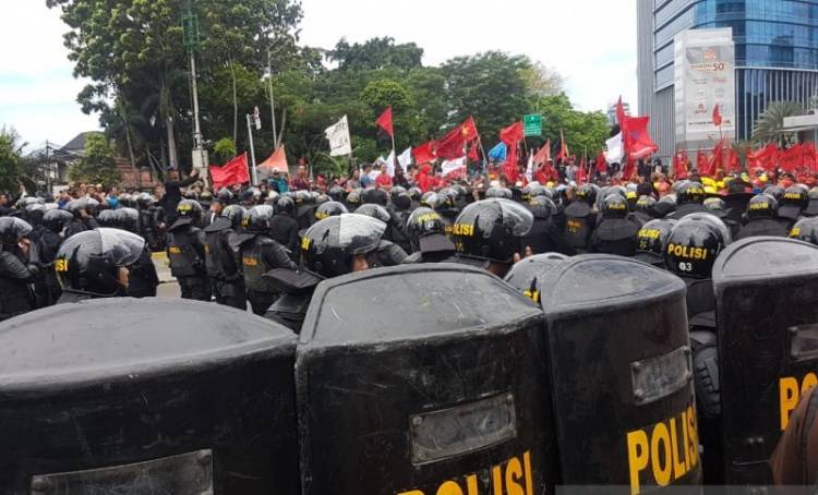 Polisi dan Buruh Terlibat Aksi Dorong di Jalan Sudirman