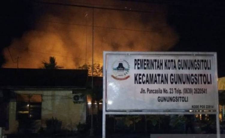 Kantor Camat dan Logistik Pemilu di Gunungsitoli Terbakar Hebat