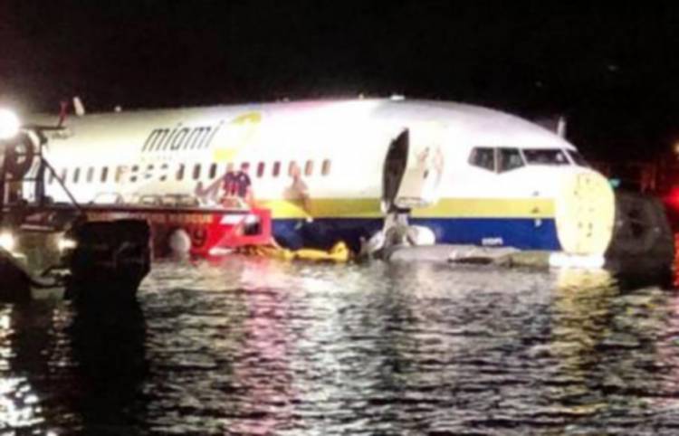 Pesawat Boeing 737 dengan 136 Penumpang Tercebur ke Sungai