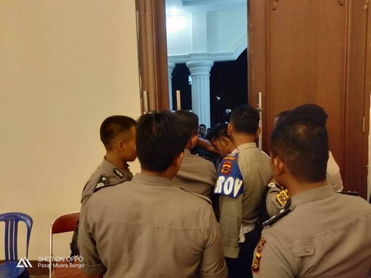 PANAS!! Saksi Demokrat Ribut di Pleno KPU Bungo, Ini Penyebabnya…