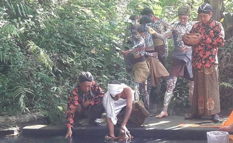 "Bajong Banyu" Tradisi Perang Air Sambut Ramadhan