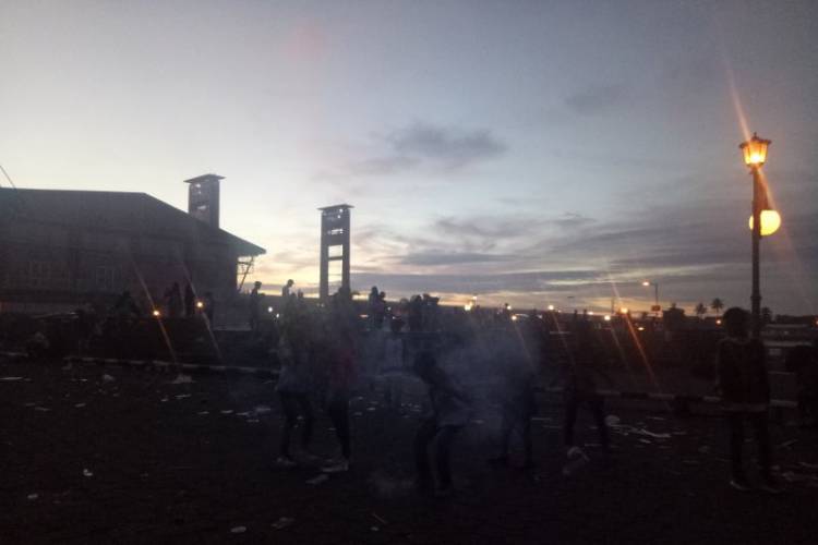 Ratusan Anak-Anak Perang Petasan di Benteng Kuto Besak Palembang