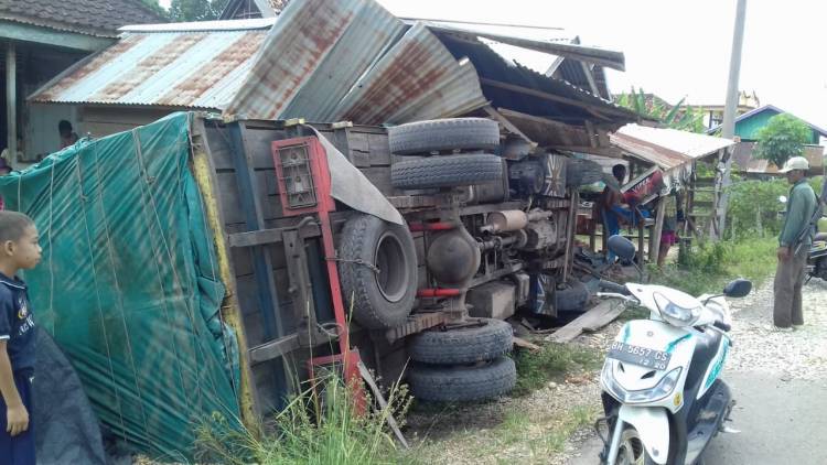 Sopir Ngantuk, Truk Tabrak Bengkel dan Lindas Motor di Maro Sebo
