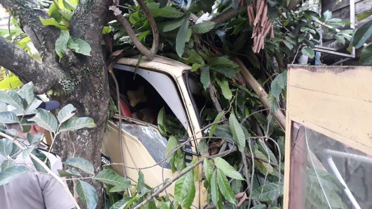 Braakk! Motor Mio Hantam Truk Pasir Muda-mudi Tewas di Tempat