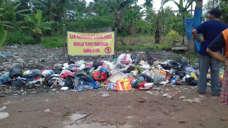 Warga Kasangpudak Gerah Sampah Menumpuk dan Berserakan