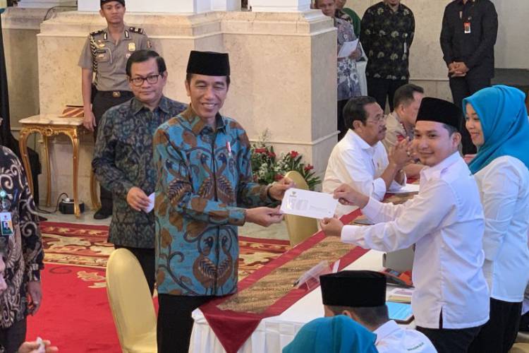 Wow! Jokowi Bayar Zakat Mal Rp55 Juta Melalui Baznas